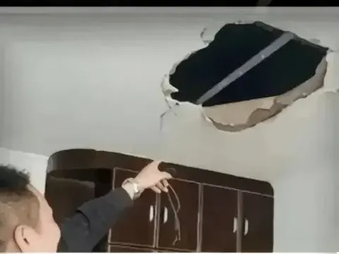 Trong lúc thay bóng đèn, người đàn ông choáng váng phát hiện 285 tỷ đồng giấu trên trần nhà