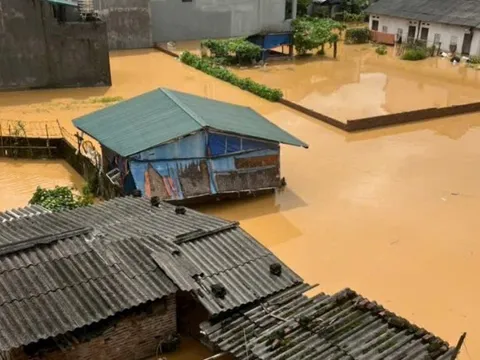 Clip: Chỉ 30 phút, cả khu phố biến thành sông, cảnh tượng kinh hoàng ở Cao Bằng