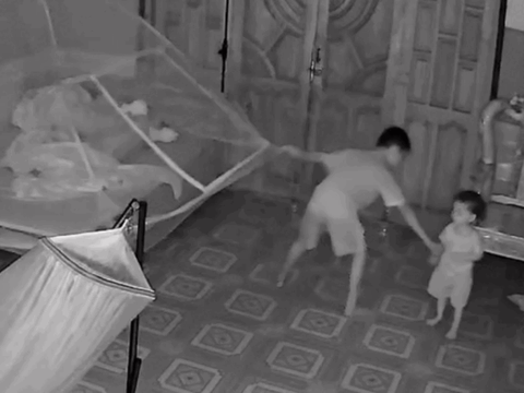 Clip anh trai trông em gây “bão mạng”: Làm anh đâu phải chuyện đùa!