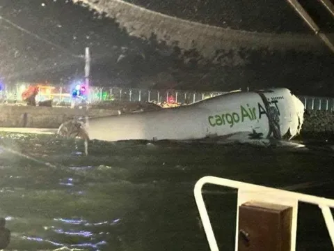 Clip: Máy bay Emirates trượt khỏi đường băng lao xuống biển giữa lúc bão Fengshen áp sát Hong Kong