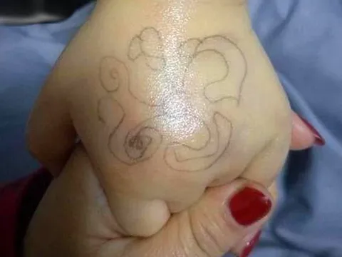 Mẹ sốc khi thấy ký hiệu lạ trên tay con sau khi tan học: Bí mật đằng sau khiến cả mạng xã hội rùng mình