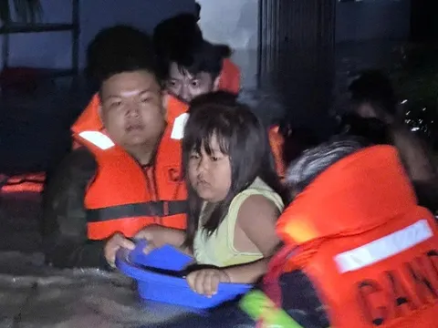 TP. Hồ Chí Minh: Kịp thời đưa hơn 160 người dân, trẻ nhỏ thoát nạn an toàn trong cơn mưa lớn gây ngập lụt