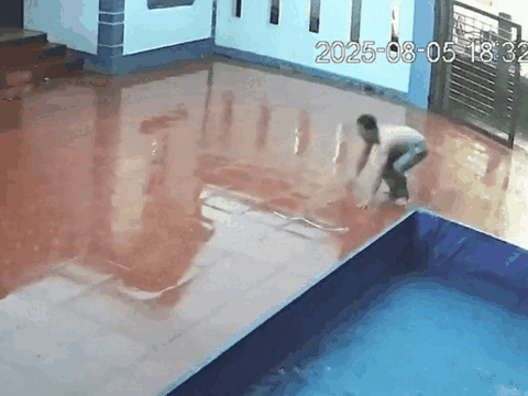 Nam thanh niên “chạy mất hút” khi đang tắm mưa vì sét lóe sáng, cộng đồng mạng cười nghiêng ngả