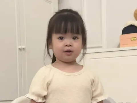 Đỗ Mỹ Linh khoe con gái 2 tuổi đã có năng khiếu nghệ thuật, hát hay, xinh xắn cười duyên chuẩn tiểu thư hào môn