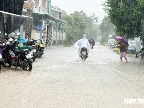 Video: Cận cảnh mưa lớn như thác đổ ở Cù Lao Chàm