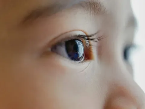 Cậu bé 12 tuổi vĩnh viễn mất đi ánh sáng chỉ vì thứ đồ ăn quen thuộc