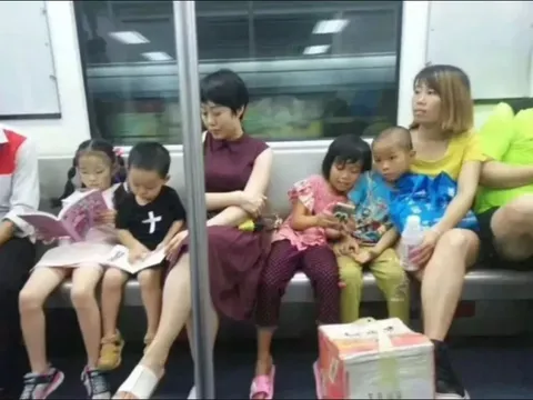 Bức ảnh ghi lại khung cảnh trái ngược giữa 2 gia đình trên chuyến tàu điện gây sốt cõi mạng, dân tình liên tục tranh cãi