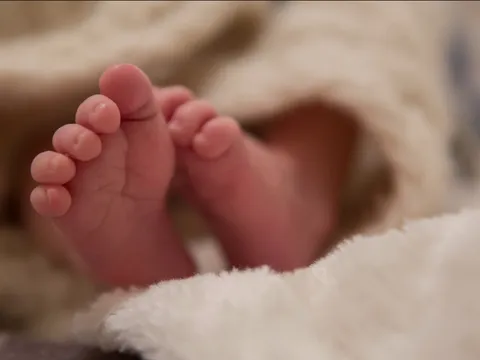 Bực bội vì bé gái 11 tháng tuổi không chịu ngủ, người giúp việc liền cắn, véo đứa trẻ và cái kết