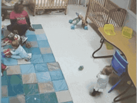 Người mẹ bật khóc khi kiểm tra con gái từ camera nhà trẻ, lý do đằng sau khiến ai cũng xúc động