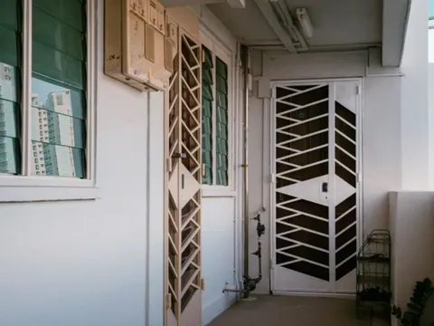 Cả gia đình vui mừng vì... hàng xóm qua đời, chấm dứt 5 năm sống trong "địa ngục"
