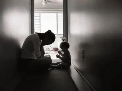 Phát hiện thi thể 2 mẹ con dưới chân tòa chung cư, nguyên nhân vô cùng đau lòng