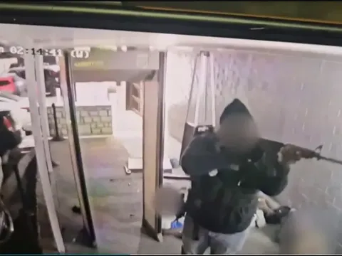 Clip: Nhân viên bảo vệ cầm súng trả đũa kẻ tấn công hộp đêm, bảo vệ an toàn cho khách