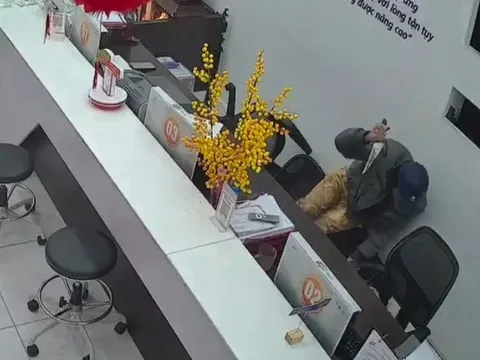 Clip: Người đàn ông cầm dao xông vào cửa hàng đe dọa nữ nhân viên ở Nam Định