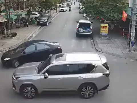 Clip vụ tai nạn giao thông đắt giá: Camry quay đầu gặp ngay Lexus LX 600 tiền tỷ