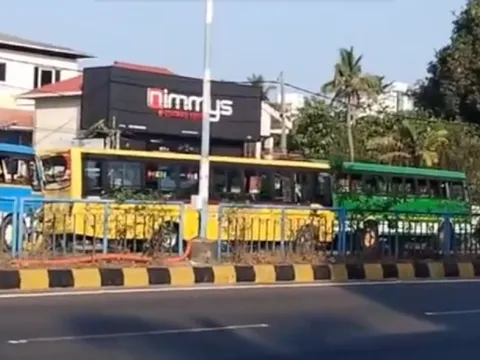 Clip: Người phụ nữ sang đường bất cẩn, "báo hại" 5 xe buýt tông liên hoàn vào nhau