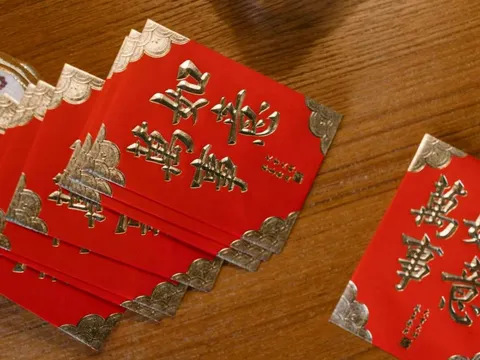 Cha giữ tiền lì xì của con trai, cậu bé lập tức báo công an: "Có người lấy trộm tiền của tôi"