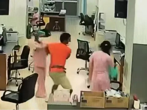 Clip: Phẫn nộ cảnh người đàn ông tát thẳng vào mặt nữ y tá vì bị nhắc nhở "điều hay lẽ phải"