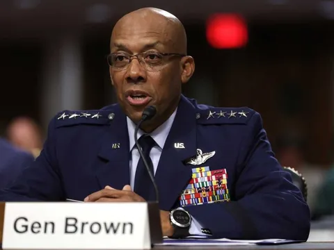 Tổng thống Trump thẳng tay "trảm" hàng loạt lãnh đạo quân đội Mỹ