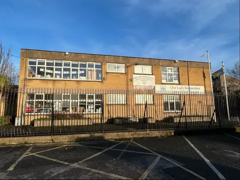 Bí ẩn bàn tay người từ trên trời rơi xuống trường tiểu học