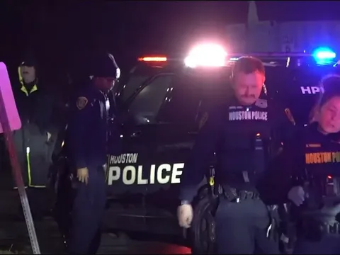 Cậu bé 15 tuổi gây họa sau khi ăn kẹo cần sa, dùng súng bắn mẹ và chị gái nguy kịch