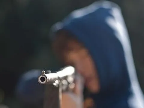 Nghịch súng của cha, cậu bé 4 tuổi ra đi mãi mãi