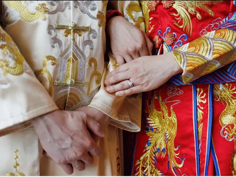 Một công ty tuyên bố sa thải nhân viên nếu không kết hôn gây tranh cãi