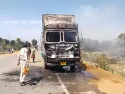 Tai nạn nghiêm trọng giữa ô tô và container khiến 4 người trong một gia đình thiệt mạng