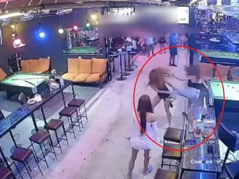 Clip: Ghen tuông, 2 cô gái chuyển giới biến quán bi-a thành "sàn đấu", lao vào ẩu đả dữ dội