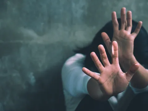 Người cha bị cáo buộc lạm dụng tình dục con gái tâm thần suốt 3 năm