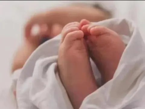 Nữ sinh lớp 10 mang thai, sinh con sau giờ thi mà không ai biết, gia đình nhận 2 cú sốc, kiện nhà trường