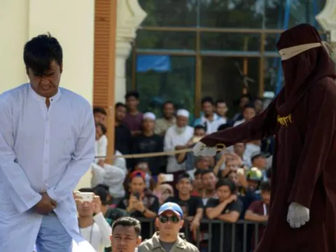 Indonesia: Hai sinh viên "no đòn' vì mối quan hệ đồng giới
