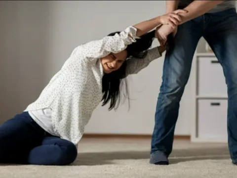 Người đàn ông kéo lê bạn gái cũ giữa phố đông người vì "dọa tự tử không được quan tâm"