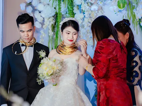 Cô dâu chú rể quyết định dành "15 cây vàng quà cưới" giúp người có hoàn cảnh khó khăn