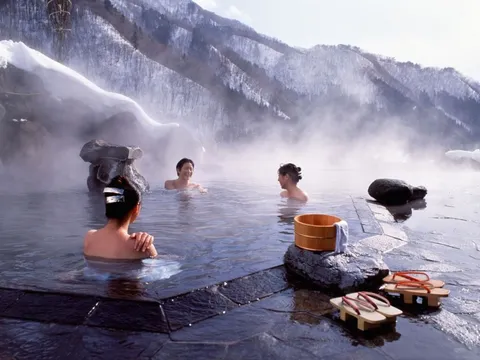 Một bác sĩ bị phạt 200 triệu đồng sau khi đi tắm suối nước nóng với "vợ người ta"