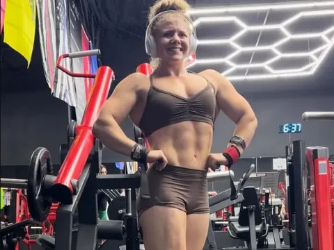 Nữ VĐV thể hình trẻ tuổi qua đời trong đau đớn sau cơn nôn mửa kéo dài cả sáng