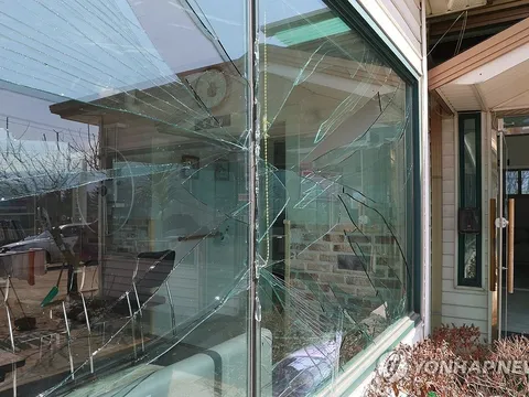 Máy bay vô tình thả bom vào khu dân cư trong lúc tập trận, nhiều người bị thương