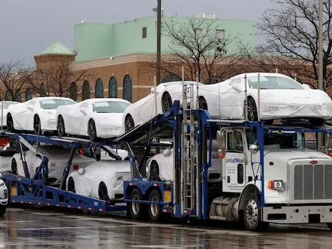 Mỹ bất ngờ "quay xe", tạm hoãn áp thuế ô tô nhập khẩu từ Mexico và Canada