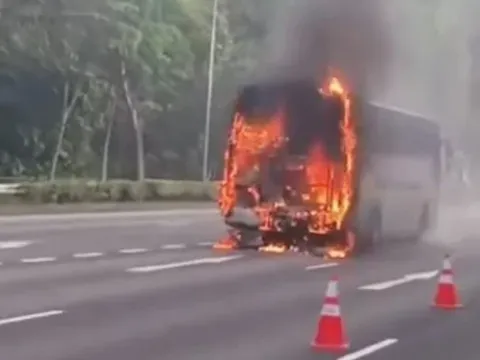 Clip: Hãi hùng ngọn lửa "nuốt chửng" cả chiếc xe buýt, cột khói bốc lên nghi ngút