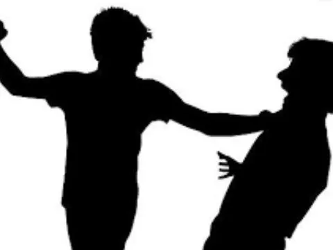 "Kích động" học sinh đánh bạn cùng lớp, 1 giáo viên bị bắt