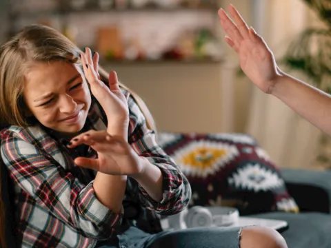 Thấy dấu vết bàn tay "in" lên mặt đứa trẻ, người đàn ông hoảng hốt, lập tức báo cảnh sát