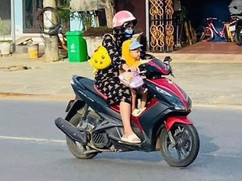 Chở trẻ em ngồi trước xe máy sẽ bị xử phạt bao nhiêu?