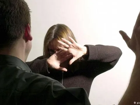 Thắc mắc về lòng chung thủy, cô gái được bạn trai "giải đáp" bằng roi mây