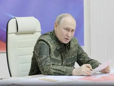Ông Putin mặc quân phục đến Kursk, Điện Kremlin lên tiếng giải thích