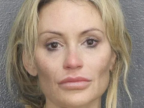 Mỹ: Bị trêu là "con nghiện", người phụ nữ "tăng xông", cầm chai bia tấn công bạn trai