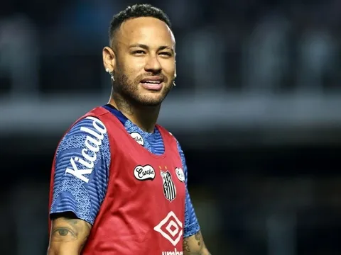 Neymar bị tố "phản bội" bạn gái đang mang thai