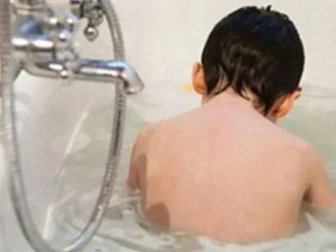 Đài Loan: Chỉ 12 phút bất cẩn, người cha sững sờ khi phát hiện con trai 3 tuổi chết đuối trong bồn tắm