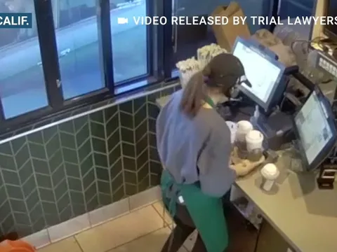 Bị nhân viên Starbucks làm đổ trà nóng lên đùi, người đàn ông được đền bù tới 50 triệu USD