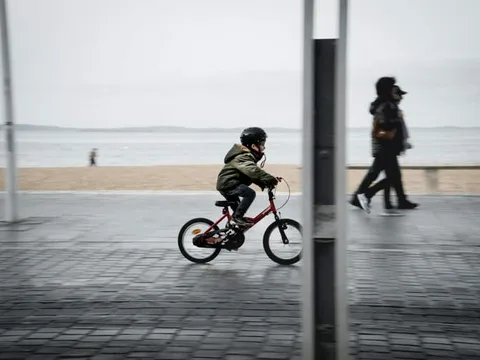 Ý: Con trai tập đi xe đạp tông vào bà cụ, cha đối mặt với bản án nặng nề