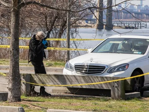 Mỹ: Phát hiện thi thể phụ nữ trôi sông và chiếc Mercedes nhuốm máu bị bỏ lại, thứ gây ám ảnh ngay sau ghế lái