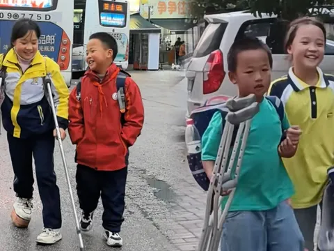 Cảm động trước sự chăm sóc ân cần, chu đáo của cậu bé 9 tuổi dành cho chị gái tàn tật